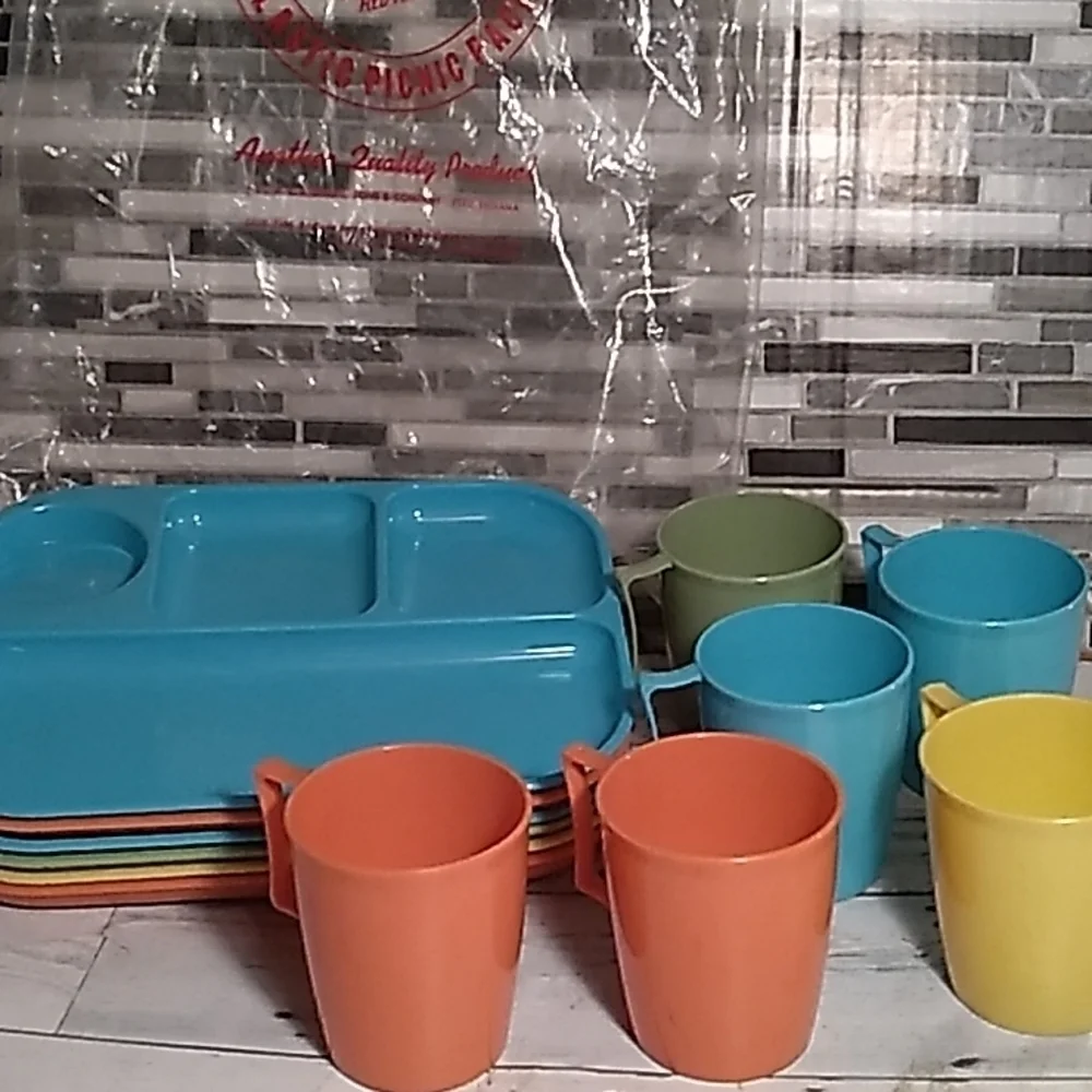 Vintage 1970s Red-Man picnic pack camper beach
